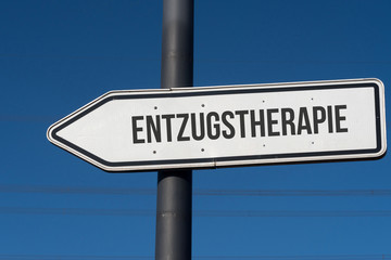 Ein Schild weist auf die Entzugstherapie hin