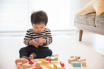 積み木で遊ぶ赤ちゃん