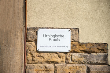 Eine Tafel an der Wand einer Urologie Praxis