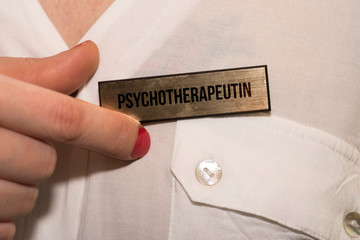 Eine Frau und ein Schild Psychotherapeutin