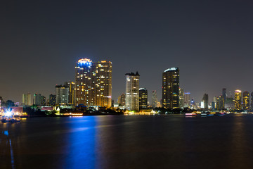 Fototapeta na wymiar light of city on the river at night