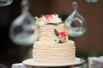 Un pastel de boda blanco