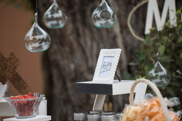 decoración para mesa de dulces en jardín 