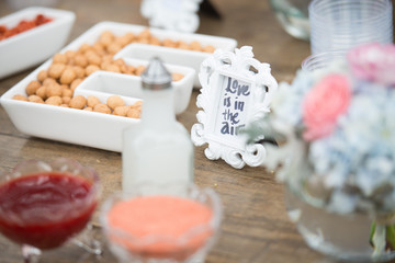 decoración para mesa de dulces en jardín 
