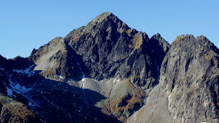 Skalny, kamienisty, tatrzański szczyt górski - alpejskie widoki w karpackich górach