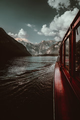 Blick auf den Watzmann durcch die Fenster des Elektrobootes auf dem Königssee in den Berchtesgardener Alpen