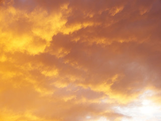 Naklejka na ściany i meble Cielo luminoso con nuvole gialle