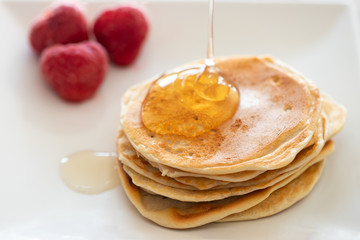 Pancakes mit Sirup und Erdbeeren