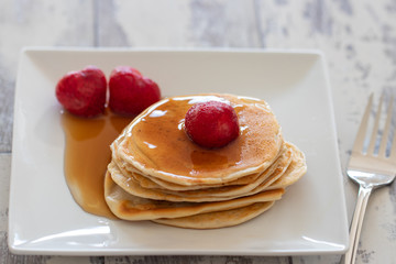 Pancakes mit Sirup und Erdbeeren