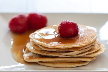 Pancakes mit Sirup und Erdbeeren
