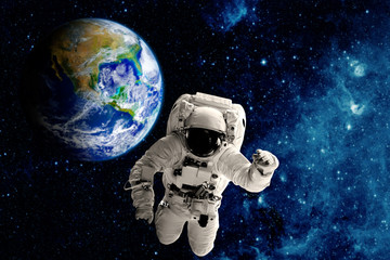 Fototapeta na wymiar astronaut flies over the earth in space. 