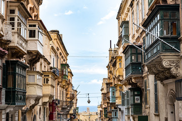 Fototapeta na wymiar Hausfassaden in Valletta Malta mit Erker