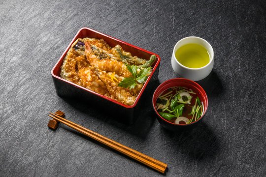 よくある天重セット Japanese foods of tempura and the rice