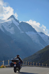 Fototapeta premium Motorradfahrer auf Großglockner Hochalpenstraße