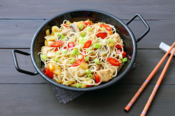 spaghetti con carne di pollo , legumi e verdure gastronomia Cinese