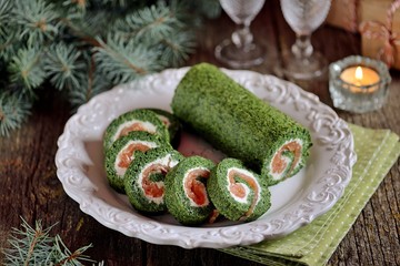 Spinach roll with smoked salmon and cream cheese