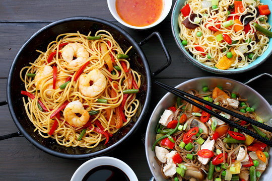 gastronomia Cinese spaghetti con carne verdure e gamberetti su tavolo grigio