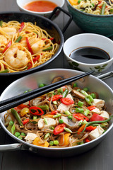 spaghetti con carne di pollo , legumi e verdure gastronomia Cinese