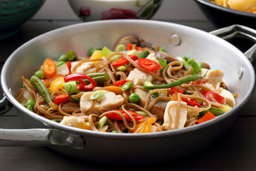 spaghetti con carne di pollo , legumi e verdure gastronomia Cinese