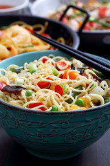 spaghetti di riso con verdure e legumi gastronomia Cinese