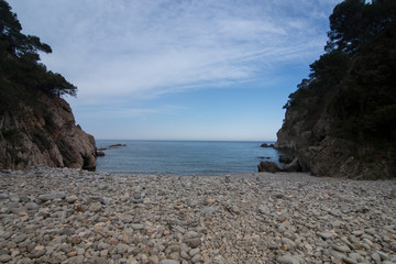 playa con rocas y cielo