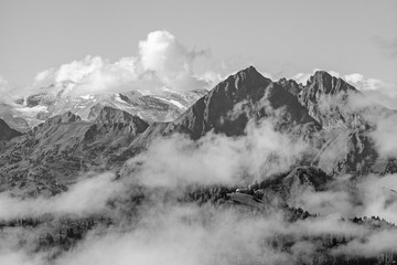 Fototapeta premium Die Höllwand in Wolken eingehüllt