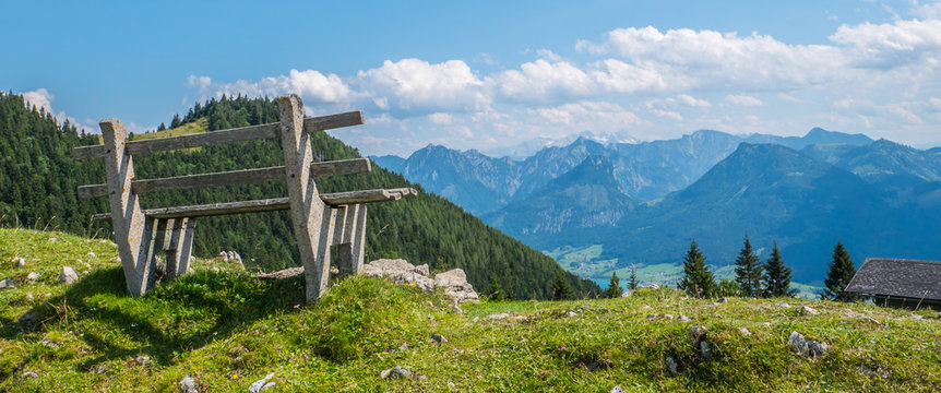 Holzbank auf einer Alm