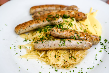 Nürnberger Würstchen mit Kartoffelbrei und Sauerkraut