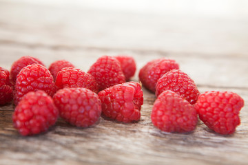 framboise sur fond de bois