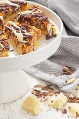 Frische Nussecken auf einer Kuchenplatte