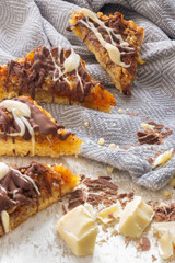 Frische Nussecken mit Backzutaten