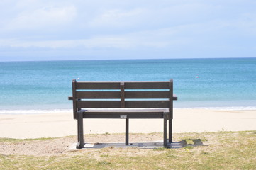 Fototapeta na wymiar Single beach bench