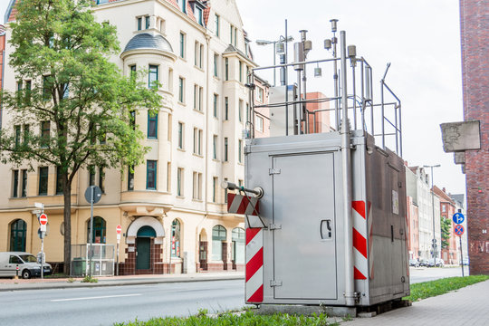 Umweltbelastung Feinstaubbelastung - Emission messen - Messanlage neben Verkehrsstra&szlig;e