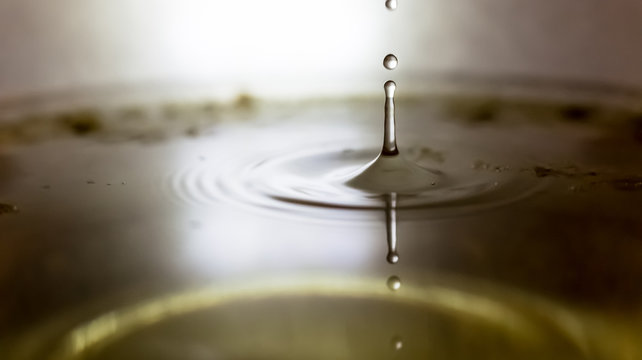 einzelner Wassertropfen ruhig in stillen Wasser See Schale