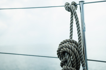 Obraz premium Tau hängt an Reling