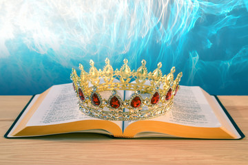 Bibel Buch Heilige Schrift Holy Bible mit einer Krone und Energie Gottes Wort Herrlichkeit Glaube an Gott gibt Kraft