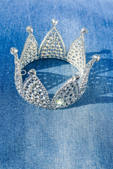 Kleine Krone Prinzessin Silber auf Blue Jeans Stoff Fasching oder Abschlussball 
