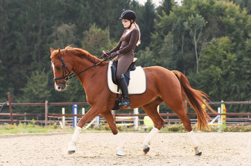 Dressurreiterin reitet über den Reitplatz