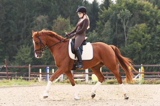 Dressurreiterin reitet &uuml;ber den Reitplatz