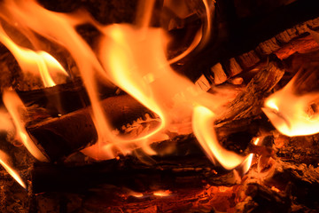 Hintergrund Feuer Lagerfeuer Grillfeuer Flammen Glut und Asche mit Holz