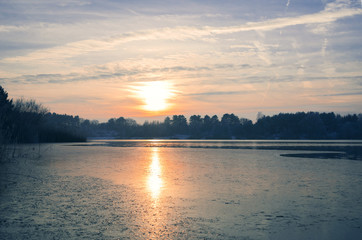 gefrorener See im Winter