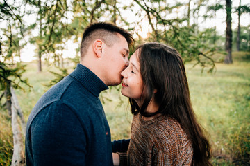 Obraz premium photo shoot of a beautiful brunette and her boyfriend in nature