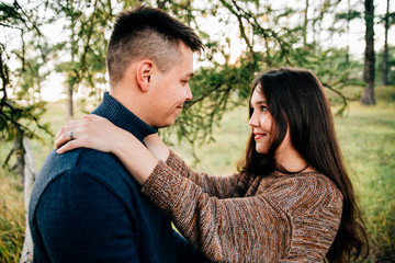 Fototapeta premium photo shoot of a beautiful brunette and her boyfriend in nature