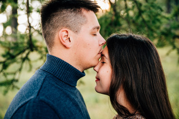 Fototapeta premium photo shoot of a beautiful brunette and her boyfriend in nature