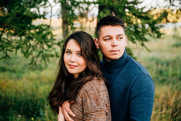 Fototapeta premium photo shoot of a beautiful brunette and her boyfriend in nature