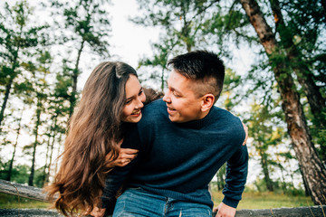Fototapeta premium photo shoot of a beautiful brunette and her boyfriend in nature