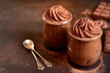Rolgordijnen Chocolademousse in een glazen pot. © lilechka75
