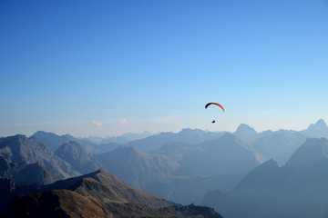 Gleitschirmflieger in den Allgäuer Alpen