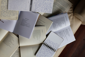 Libros y libretas abiertos