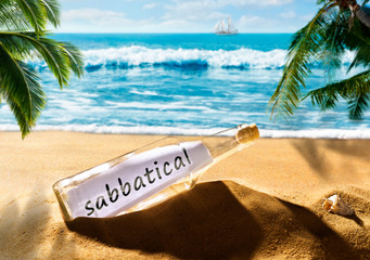 Flaschenpost mit der Nachricht sabbatical am Strand